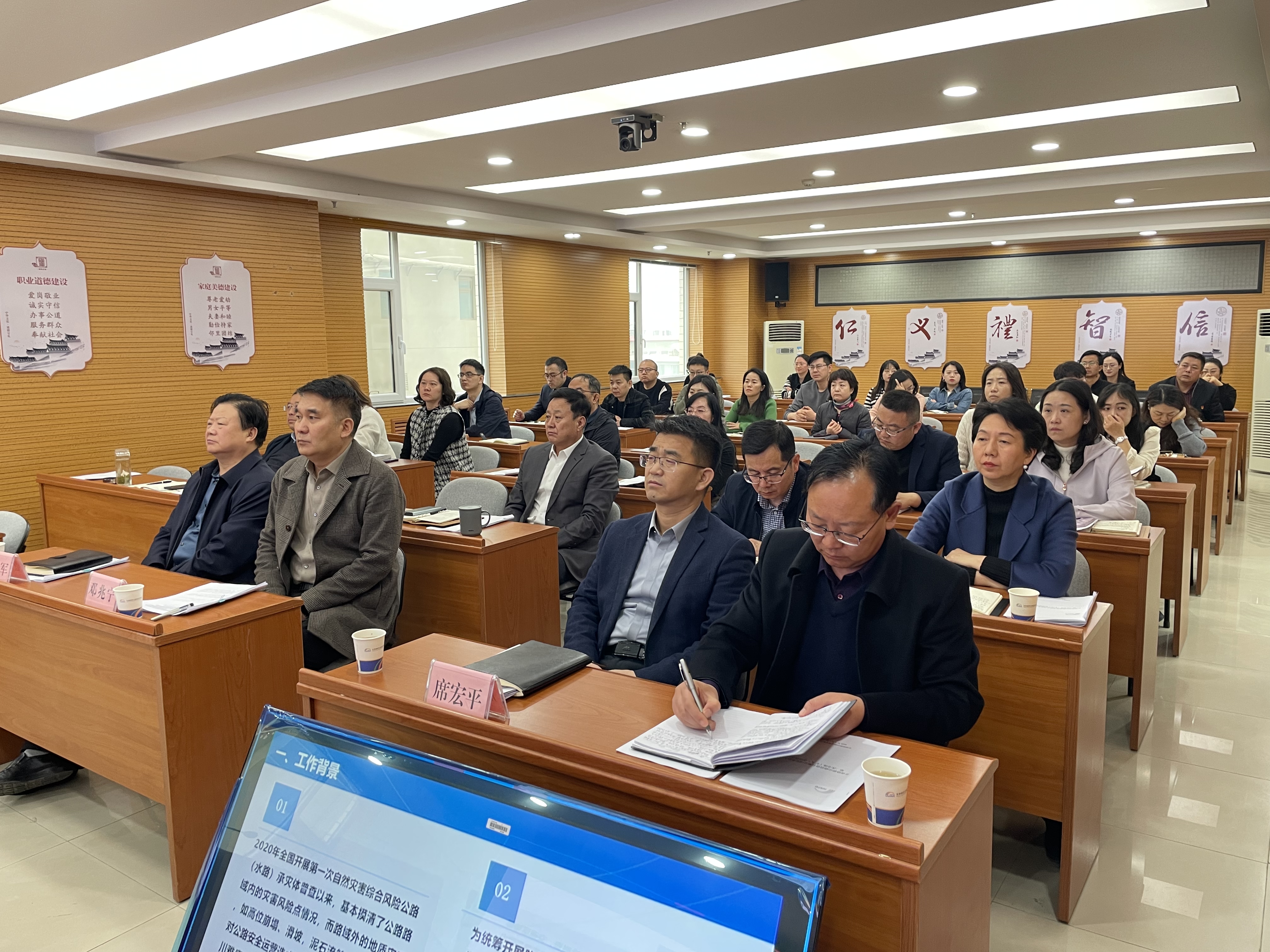 路橋投資公司組織開(kāi)展2025年汛期公路災(zāi)害風(fēng)險(xiǎn)隱患排查專(zhuān)題培訓(xùn)會(huì)（照片1）.jpg